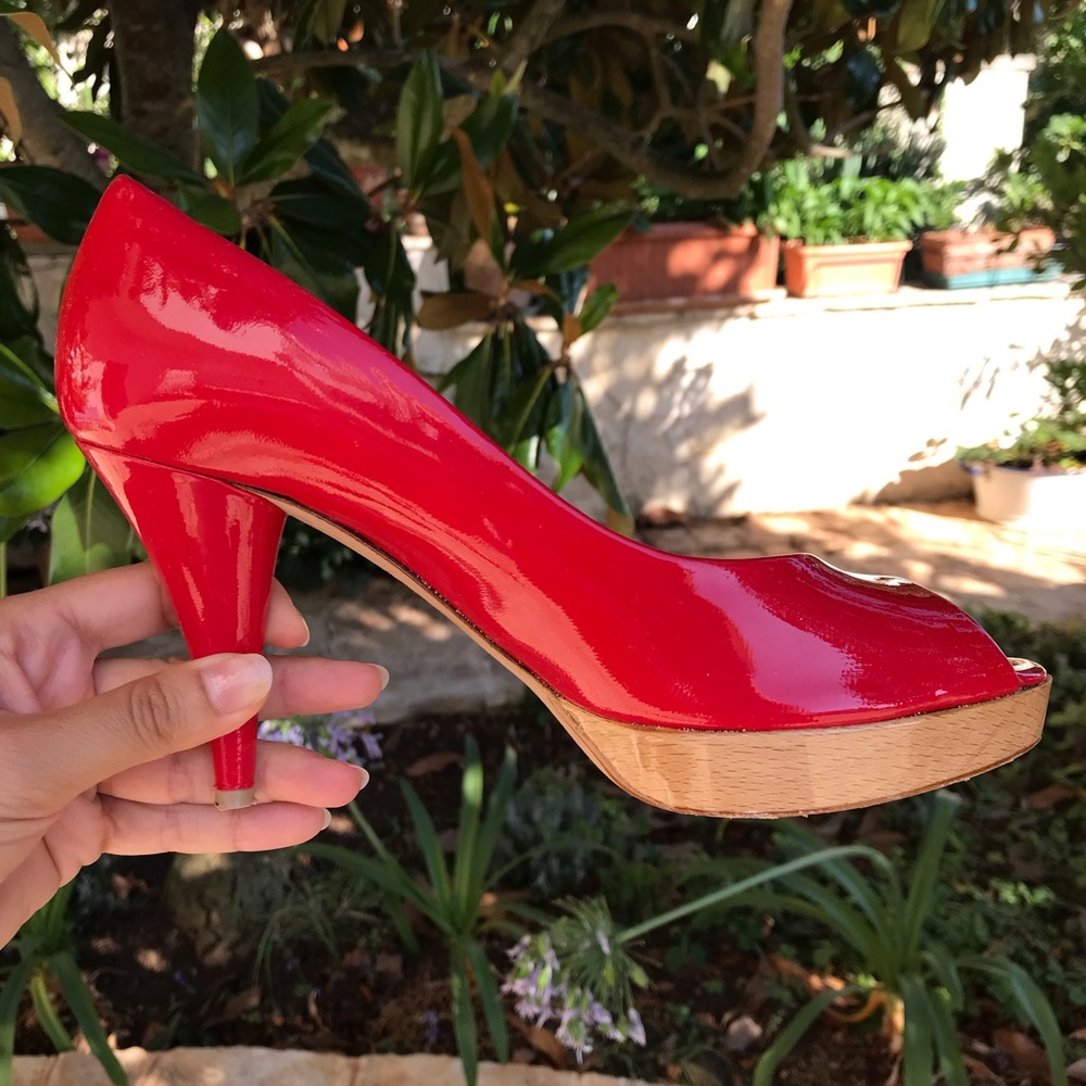 Red peep toe shoes hills! 👠